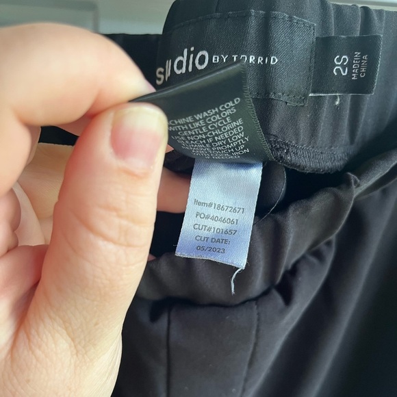 Torrid Womens Plus Size Black Pull-On Hi-Rise Relaxed Taper Pant 2X Short - Picture 5 of 7